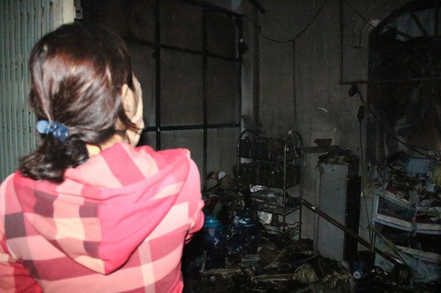 Tiệm tạp hóa bốc cháy dữ dội trong đêm, thiệt hại hơn 1 tỷ đồng - Ảnh 6.