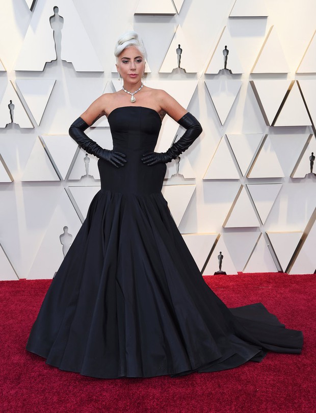 Phát sốt vì vòng kim cương siêu to của Lady Gaga trên thảm đỏ Oscar: Tới cả nghìn tỉ, Audrey Hepburn cũng từng đeo - Ảnh 1.
