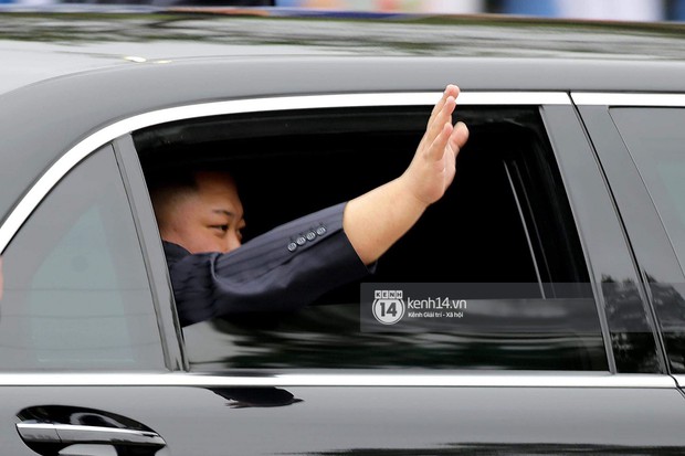 Dàn vệ sĩ tinh nhuệ tái hiện màn chạy bộ ấn tượng bên xe của Chủ tịch Kim Jong-un trước ga Đồng Đăng - Ảnh 5.