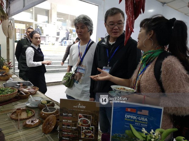 Phóng viên các nước hào hứng khi được thưởng thức ẩm thực nổi tiếng Hà thành tại trung tâm báo chí quốc tế hội nghị thượng đỉnh Mỹ - Triều - Ảnh 7.
