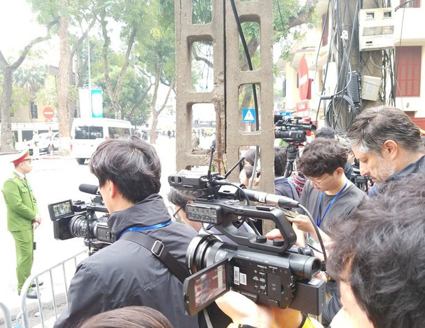 Hàng trăm phóng viên tác nghiệp trước Đại sứ quán Triều Tiên - Ảnh 2.