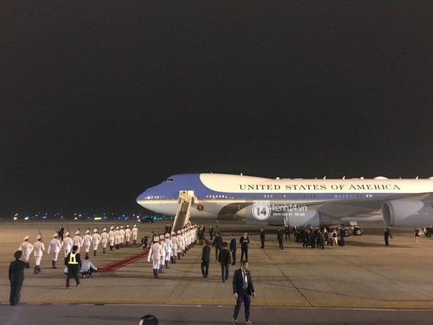 Siêu xe “quái thú” chở Tổng thống Mỹ Donald Trump đã về đến khách sạn Marriott - Ảnh 25.