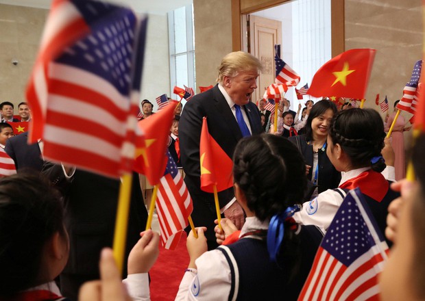 Khoảnh khắc bất ngờ đầy ấn tượng của Tổng thống Trump khi hội kiến Thủ tướng Nguyễn Xuân Phúc - Ảnh 2.