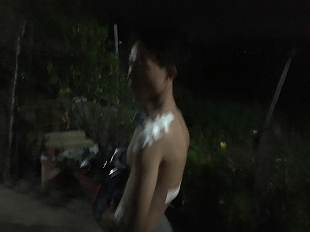 Gã đàn ông cầm hung khí tấn công và đuổi chém đôi vợ chồng cùng con nhỏ ở Sài Gòn - Ảnh 1.