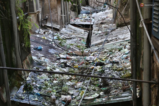 Bên trong chung cư ở Sài Gòn như răng rụng khiến người dân lo lắng vì nguy cơ đổ sập - Ảnh 15.