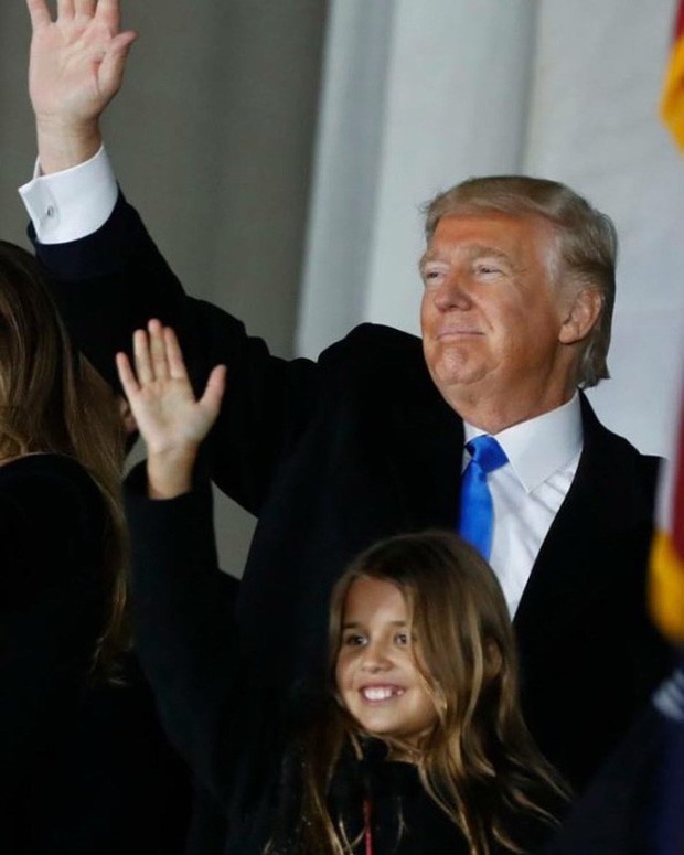 Sau quý tử út, đến lượt dàn cháu xinh như thiên thần của Tổng thống Trump gây sốt, nổi trội nhất là 3 đứa trẻ bên ngoại - Ảnh 2.