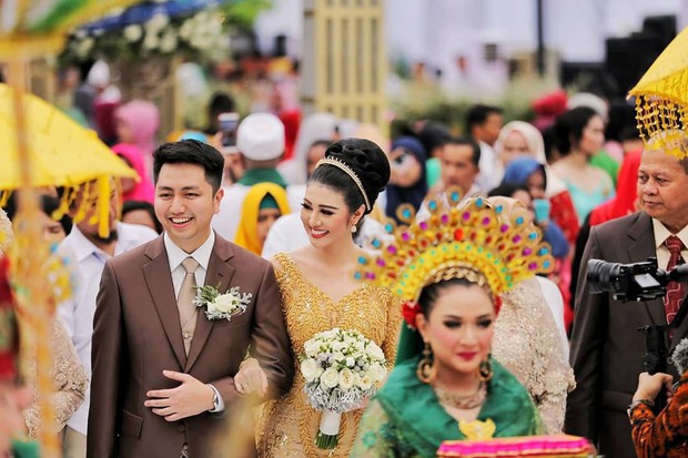Hoa hậu đẹp nhất thế giới năm 2016 lộng lẫy hút hồn trong đám cưới với con trai cựu thống đốc - Ảnh 3.