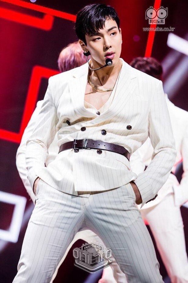 Quá khứ làm vũ công phụ họa của loạt idol đình đám: Anh em BTS nhảy phụ cho đàn anh cùng nhà, Kang Daniel diễn cảnh tình tứ với mỹ nhân “bốc lửa” - Ảnh 26. Quá khứ làm vũ công phụ họa của loạt idol đình đám: Anh em BTS nhảy phụ cho đàn anh cùng nhà, Kang Daniel diễn cảnh tình tứ với mỹ nhân “bốc lửa” - Ảnh 26.