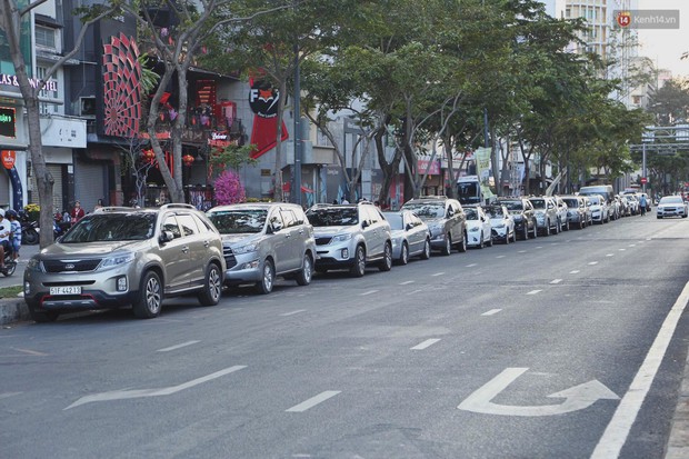 Hàng nghìn người Sài Gòn đổ về khu trung tâm chơi Tết khiến nhiều tuyến phố kẹt cứng, hàng loạt bãi gửi xe quá tải - Ảnh 8.