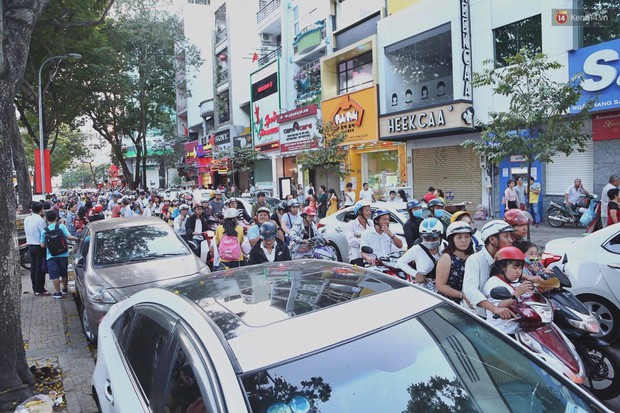 Hàng nghìn người Sài Gòn đổ về khu trung tâm chơi Tết khiến nhiều tuyến phố kẹt cứng, hàng loạt bãi gửi xe quá tải - Ảnh 6.