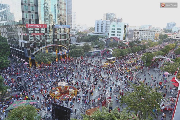 Hàng nghìn người Sài Gòn đổ về khu trung tâm chơi Tết khiến nhiều tuyến phố kẹt cứng, hàng loạt bãi gửi xe quá tải - Ảnh 4.