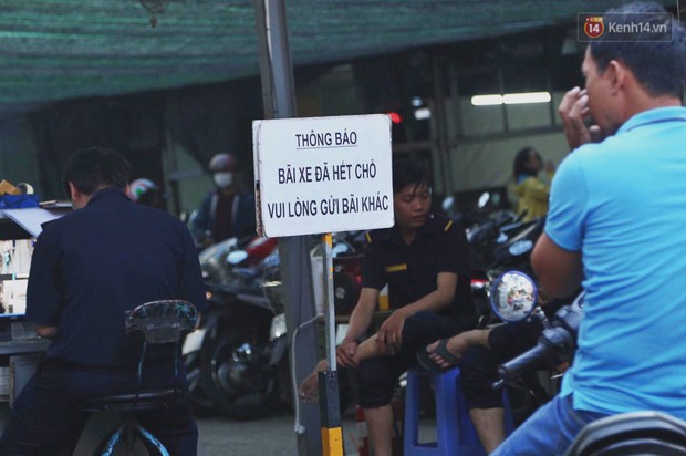 Hàng nghìn người Sài Gòn đổ về khu trung tâm chơi Tết khiến nhiều tuyến phố kẹt cứng, hàng loạt bãi gửi xe quá tải - Ảnh 10.