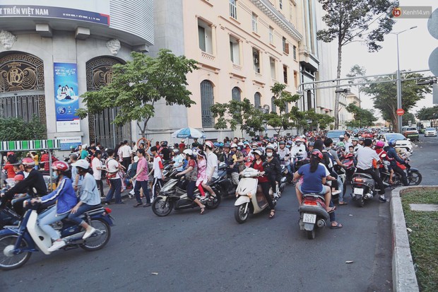 Hàng nghìn người Sài Gòn đổ về khu trung tâm chơi Tết khiến nhiều tuyến phố kẹt cứng, hàng loạt bãi gửi xe quá tải - Ảnh 5.