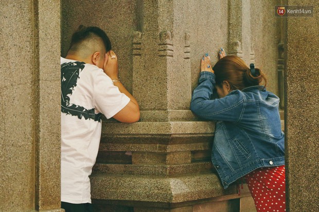 Người Sài Gòn tìm đến úp mặt tâm sự cùng tường đá trong ngôi đền Ấn giáo trăm tuổi - Ảnh 8.