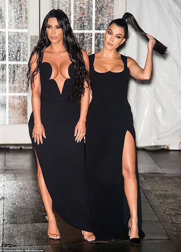 Diện váy xẻ tới bụng, Kim Kardashian lúng túng vì suýt hớ hênh đôi gò bồng đảo ngoại cỡ - Ảnh 1.