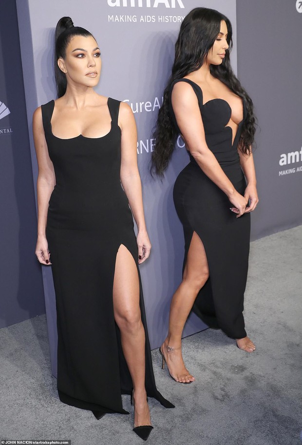 Diện váy xẻ tới bụng, Kim Kardashian lúng túng vì suýt hớ hênh đôi gò bồng đảo ngoại cỡ - Ảnh 7.