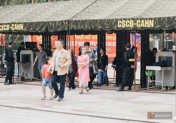 Chùm ảnh: Khai hội Gò Đống Đa xuân Kỷ Hợi, đón bằng Di tích quốc gia đặc biệt - Ảnh 11. Chùm ảnh: Khai hội Gò Đống Đa xuân Kỷ Hợi, đón bằng Di tích quốc gia đặc biệt - Ảnh 11.