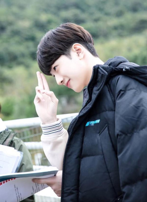 Để tóc xoăn tít như Địch Lệ Nhiệt Ba, nữ chính “A Little Thing Called Love” Trung Quốc bị ném đá vì quá xinh so với bản gốc - Ảnh 3.