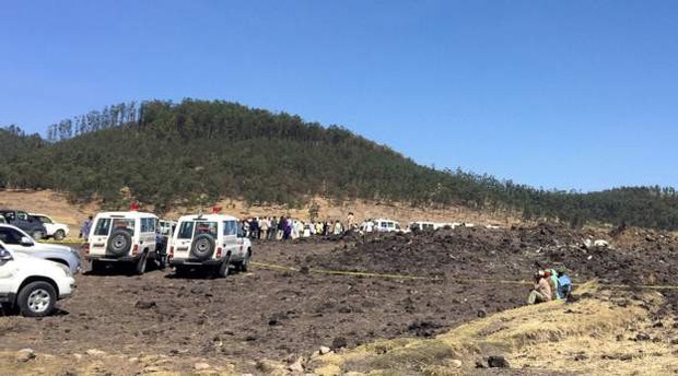 Hiện trường rơi máy bay thảm khốc ở Ethiopia: Thi thể nạn nhân la liệt, khung cảnh tang thương đầy ám ảnh - Ảnh 1.