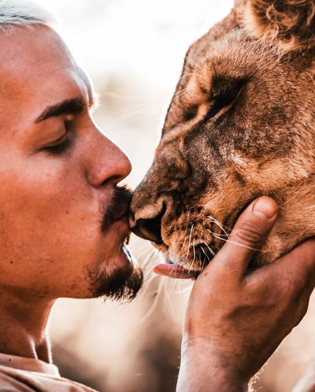 Anh chàng điển trai từ bỏ cuộc sống tiện nghi ở Thuỵ Sỹ, chuyển hẳn sang Châu Phi để giải cứu động vật hoang dã - Ảnh 3.
