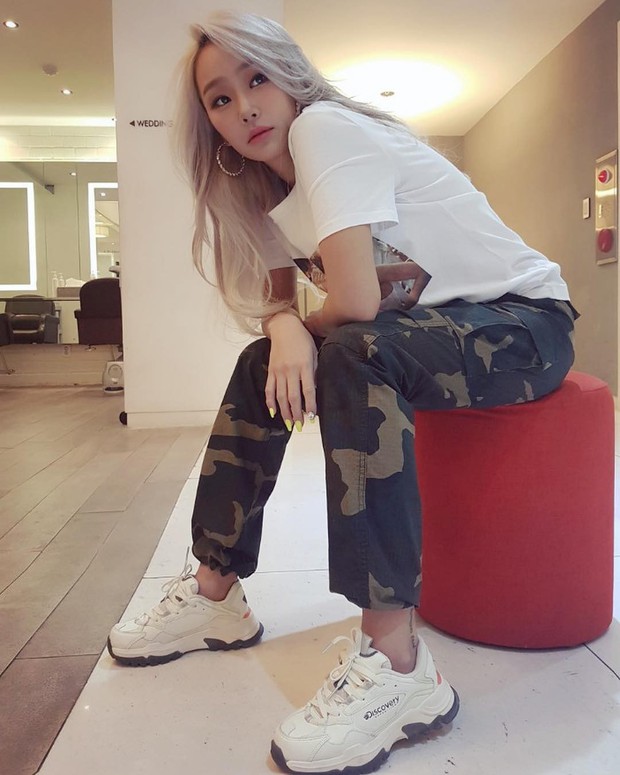 4 đôi sneaker “thô kệch” được giới trẻ Hàn sắm ầm ầm mà đảm bảo ai cũng thích mê - Ảnh 1.