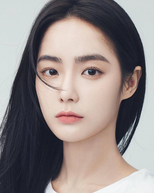 Cô nàng nổi như cồn trên Instagram với mặt mộc và cặp lông mày tự nhiên thách thức giới makeup là ai? - Ảnh 2.