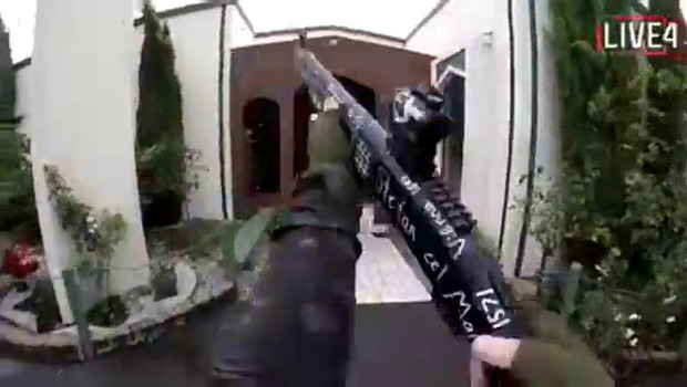 Xả súng đẫm máu tại New Zealand: Kẻ thủ ác livestream từ đầu đến cuối, ít nhất 49 người thiệt mạng - Ảnh 2.