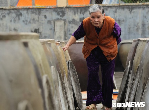 Ảnh: Cận cảnh quy trình sản xuất nước mắm truyền thống, 2 năm mới cho ra thành phẩm - Ảnh 3.