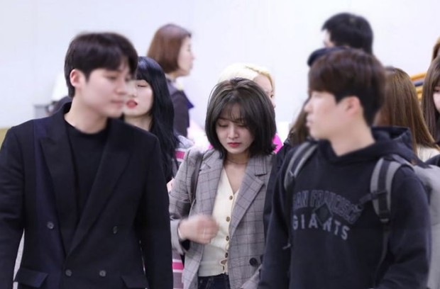 Bị tung ảnh nóng giả vì bê bối chatroom của Seungri, Jihyo (TWICE) uất đến mức bật khóc luôn tại sân bay hôm nay - Ảnh 3.