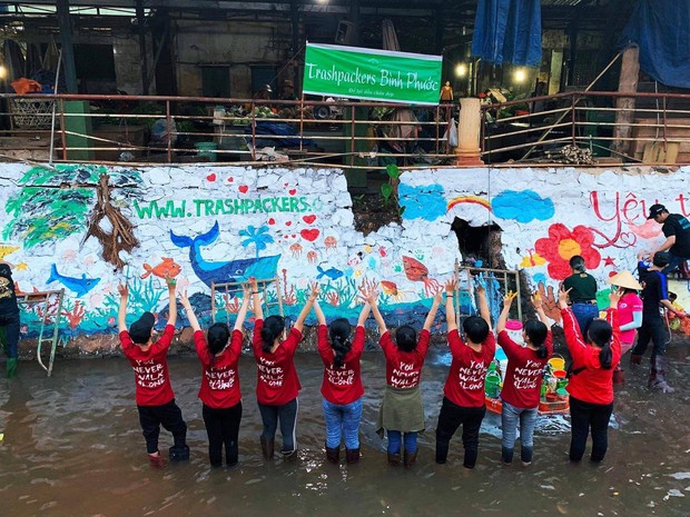 Dễ thương làm sao hình ảnh người lớn, trẻ nhỏ cũng xắn tay với Thử thách dọn rác: Dòng kênh đen dài 2km hồi sinh sau 1 tuần lễ - Ảnh 12.