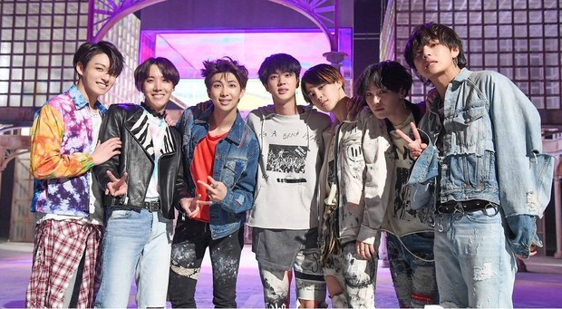 BTS từng phải phát tờ rơi mời khán giả đến xem show miễn phí, giờ đây hết diễn ở sân vận động Mỹ lại diệt sạch 4 lễ trao giải hàng đầu - Ảnh 14.