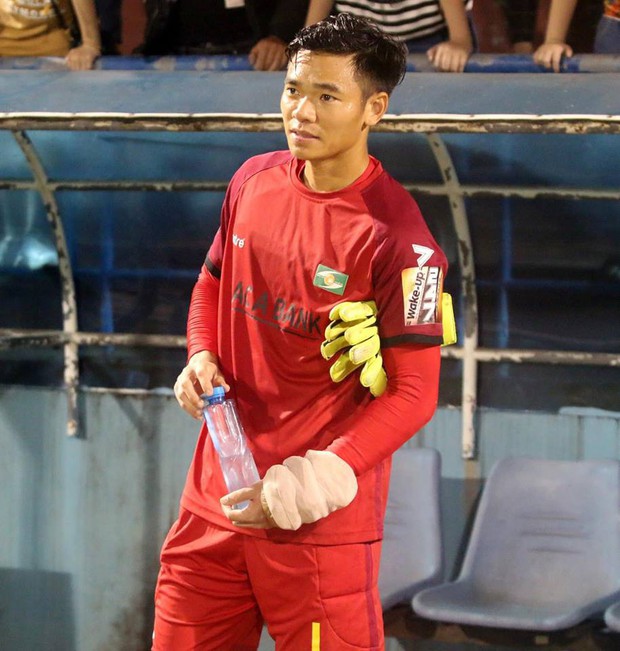 Xót xa hình ảnh cựu tuyển thủ U23 Việt Nam của SLNA bật khóc rời sân trên cáng - Ảnh 2.