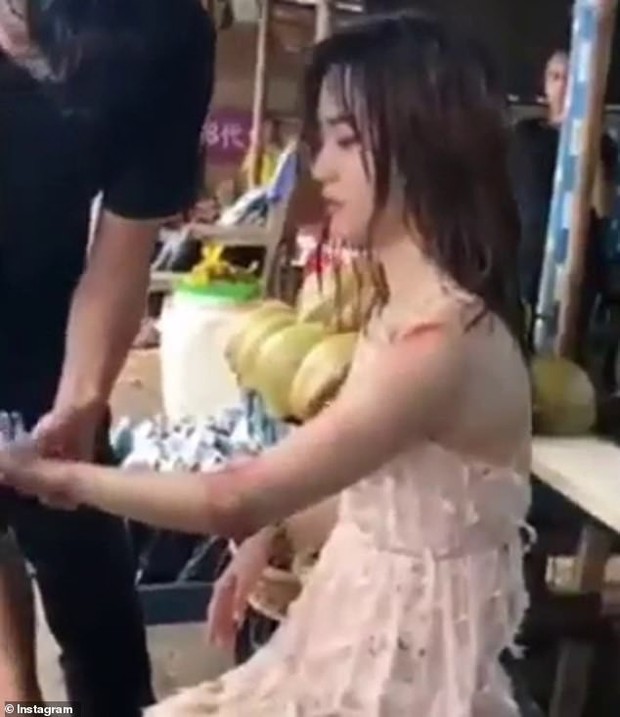 Cô gái bị sóng đánh suýt chết khi sống ảo trên vách đá ở Bali - Ảnh 4.