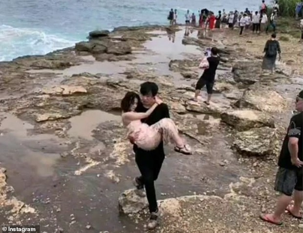 Cô gái bị sóng đánh suýt chết khi sống ảo trên vách đá ở Bali - Ảnh 5.