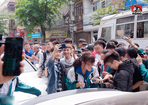 Nhìn cảnh học sinh đón tiếp Khá Bảnh, tôn sùng như thần tượng, những người làm giáo dục nói gì? - Ảnh 1.