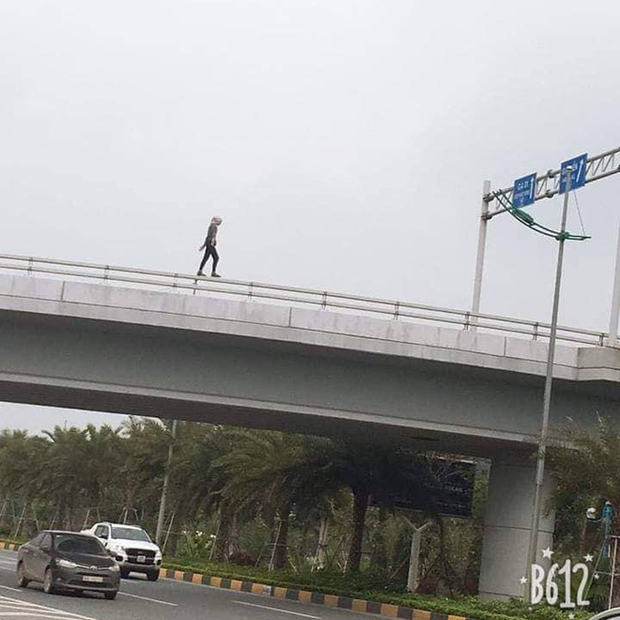 Hà Nội: Cô gái nước ngoài khỏa thân rơi từ cầu vượt gần sân bay Nội Bài xuống đất tử vong - Ảnh 2.