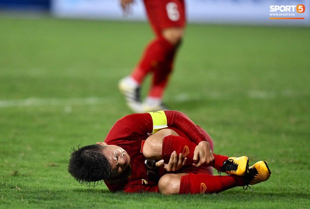 Nhận thẻ đỏ trực tiếp, đối thủ của U23 Việt Nam bật khóc nức nở rời sân - Ảnh 3.