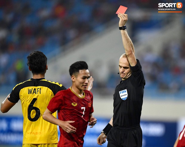 Nhận thẻ đỏ trực tiếp, đối thủ của U23 Việt Nam bật khóc nức nở rời sân - Ảnh 4.