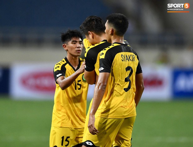 Nhận thẻ đỏ trực tiếp, đối thủ của U23 Việt Nam bật khóc nức nở rời sân - Ảnh 6.