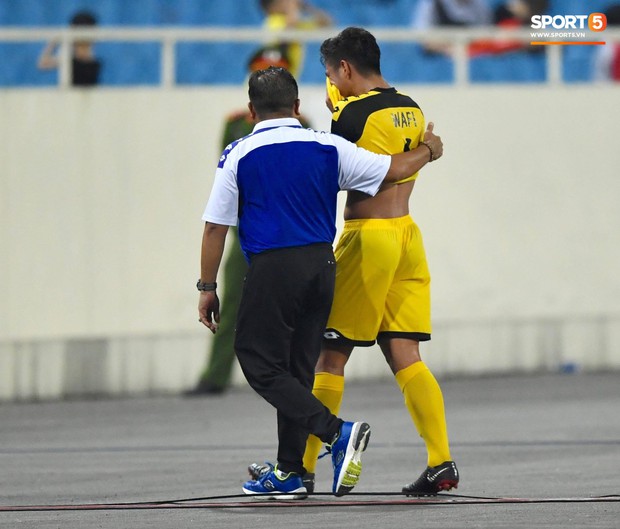 Nhận thẻ đỏ trực tiếp, đối thủ của U23 Việt Nam bật khóc nức nở rời sân - Ảnh 8.