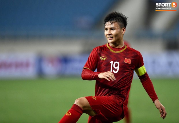 Nhận thẻ đỏ trực tiếp, đối thủ của U23 Việt Nam bật khóc nức nở rời sân - Ảnh 1.