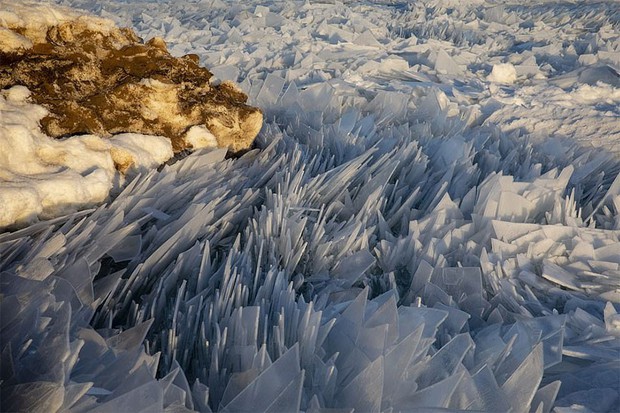 Băng ở hồ Mỹ vỡ thành hàng triệu mảnh, dân mạng băn khoăn: Frozen đời thực hay gì? - Ảnh 5.