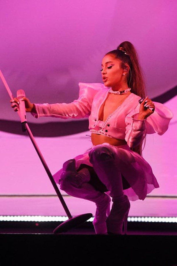 Ariana Grande got her diamond ring stolen by a crazy fan in the middle of a concert, but "it's not easy to get it from me"! - Photo 2.