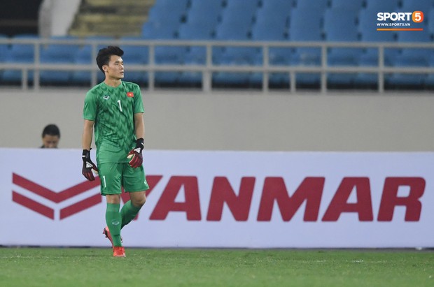 Bùi Tiến Dũng cô đơn suốt 90 phút, lưng áo chưa kịp ướt vì quá nhàn trước U23 Brunei - Ảnh 2.