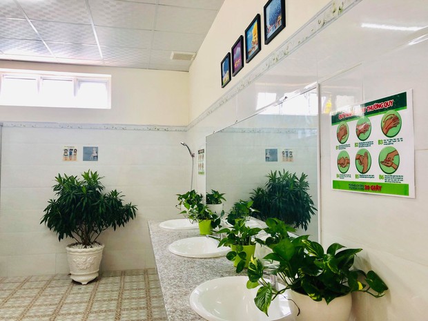 Nhà vệ sinh xanh-sạch-đẹp sáng lóa như ở khách sạn, ngôi trường này khiến ai cũng muốn chuyển đến học! - Ảnh 1.