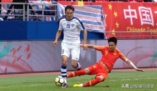Rợn người với pha triệt hạ đối phương của cầu thủ trẻ sáng giá bậc nhất Trung Quốc - Ảnh 1.