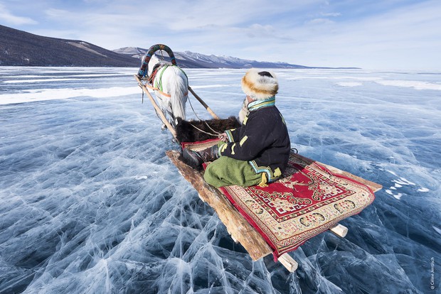 Lễ hội trên hồ đóng băng kỳ lạ của người Mông Cổ: Lạnh kinh hoàng nhưng đẹp đến mê mẩn - Ảnh 2.