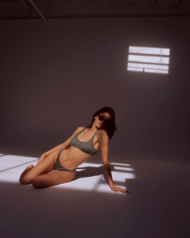 Góc gây lú: Kendall Jenner khiến dân mạng hoang mang tột độ vì không biết đang diện bikini hay nude hoàn toàn - Ảnh 5.