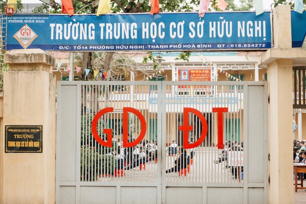 Buổi chào cờ lặng lẽ và phút mặc niệm ở mái trường nơi 8 em học sinh đuối nước thương tâm - Ảnh 10.