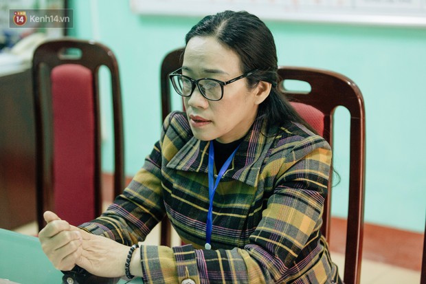 Buổi chào cờ lặng lẽ và phút mặc niệm ở mái trường nơi 8 em học sinh đuối nước thương tâm - Ảnh 9.